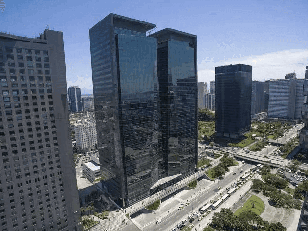 A UFRJ recebeu os imóveis como parte do pagamento pelo terreno onde o Ventura foi construído, do qual a universidade era proprietária