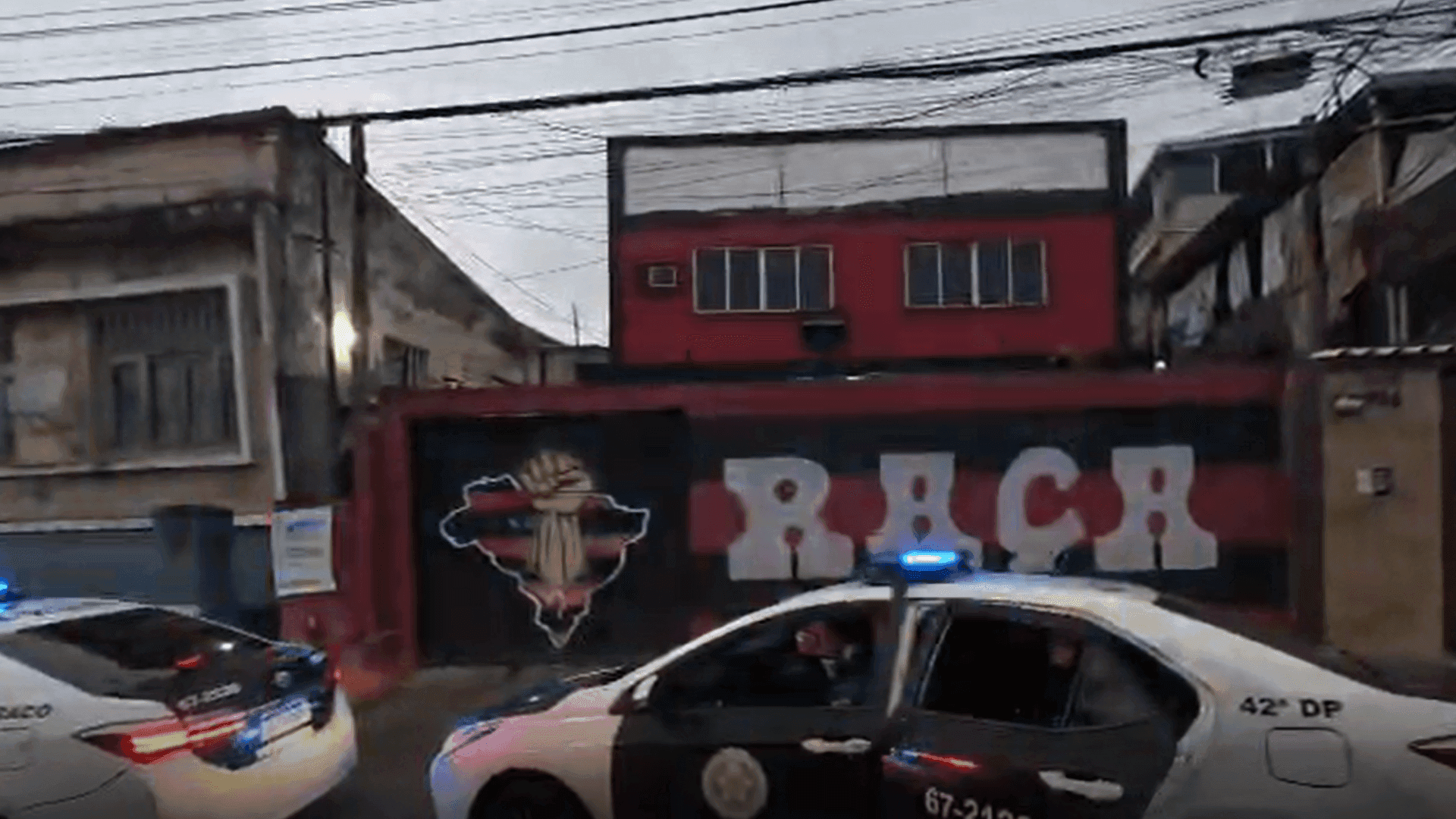 Dois homens foram presos em flagrante e mais de dez foram detidos em uma operação
