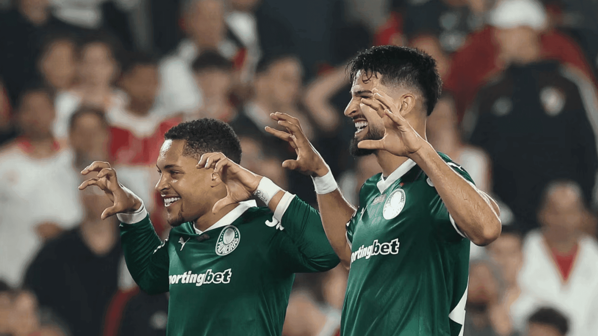 Vitor Roque celebra o segundo gol do Verdão com o companheiro de ataque Flaco López na vitória diante do River no Monumental