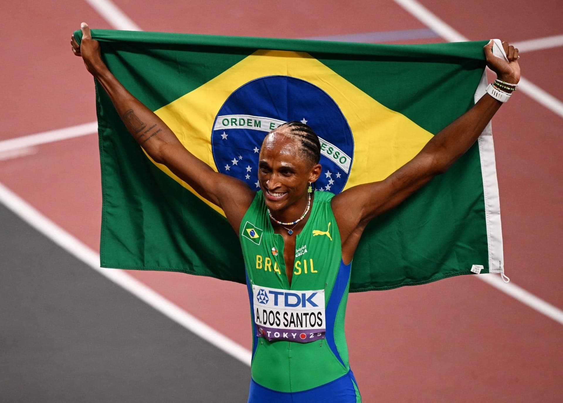 Alisson dos Santos comemora prata no Mundial de Atletismo