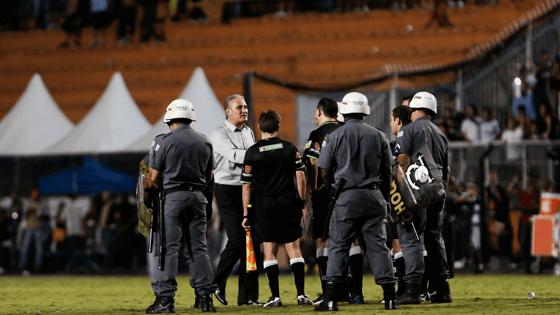 Carlos Amarilla cercado por policiais enquanto Tite protesta após a eliminação do Corinthians para o Boca Juniors na Libertadores de 2013