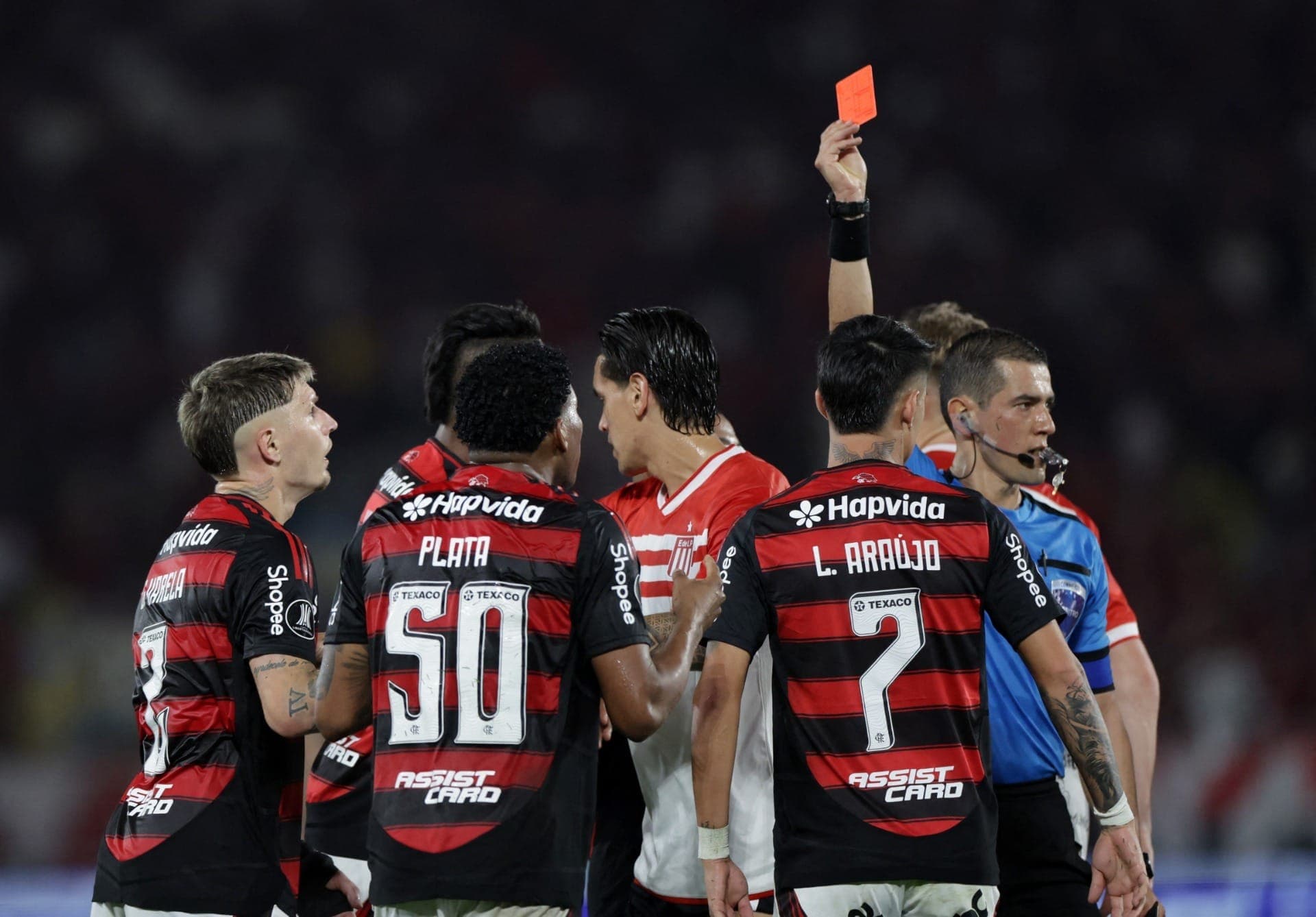Jogadores do Flamengo reclamam do arbitro contra o Estudiantes
