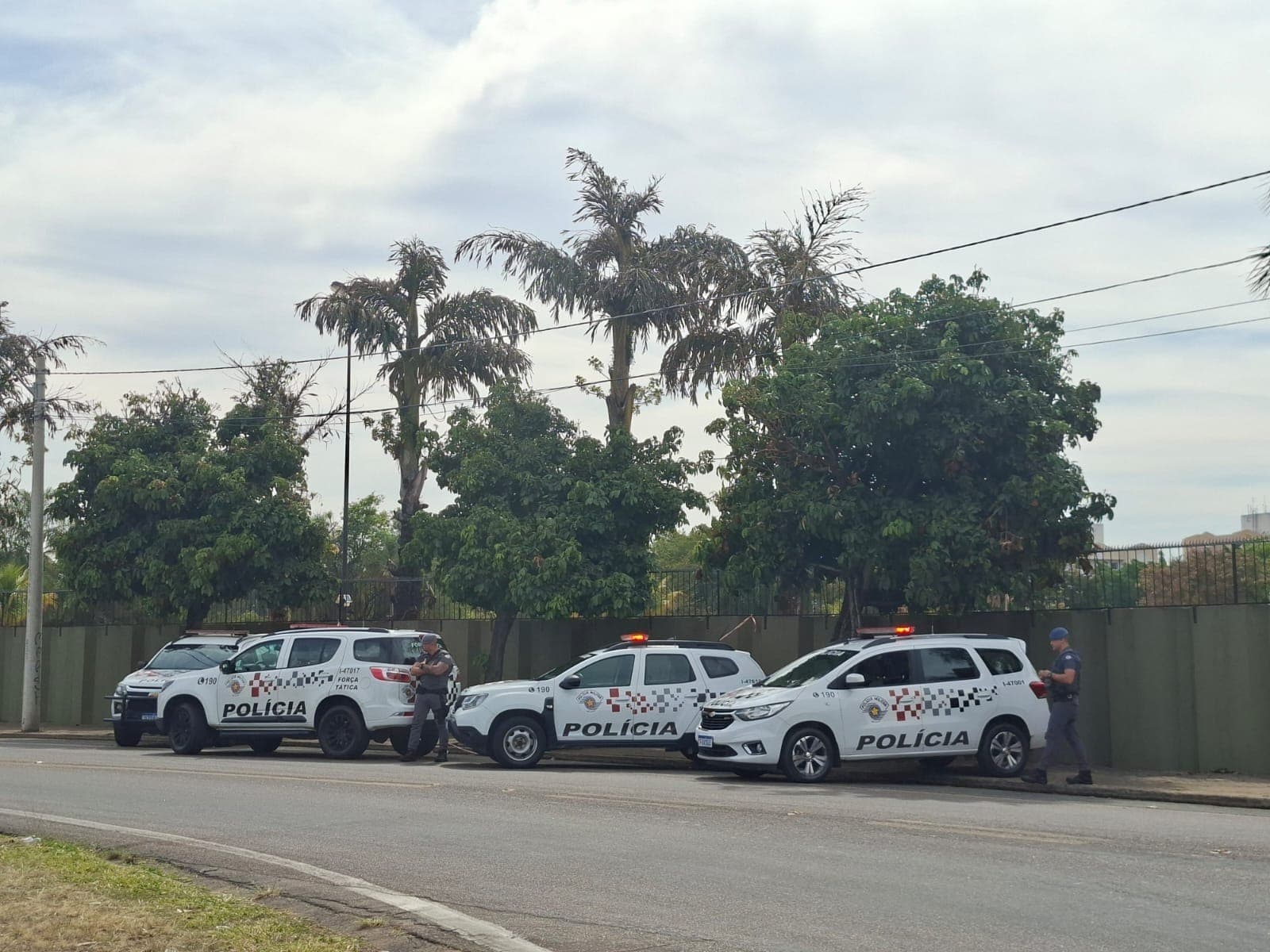 Os suspeitos foram surpreendidos por um policial à paisana