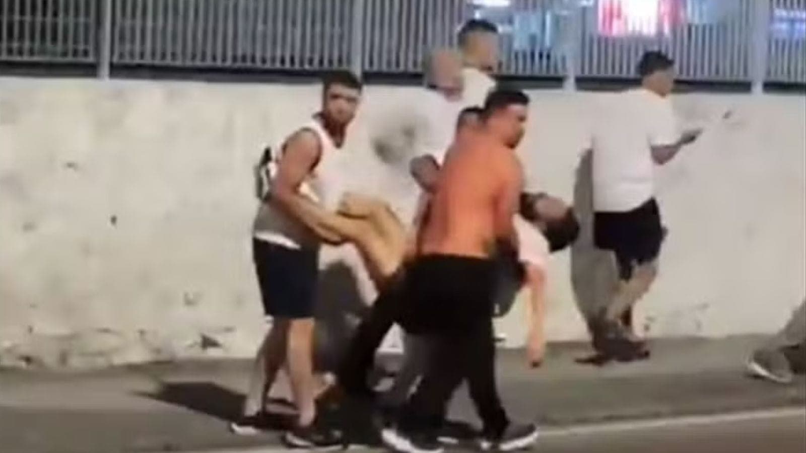 Briga de torcedores deixa ferido antes de Botafogo x Vasco