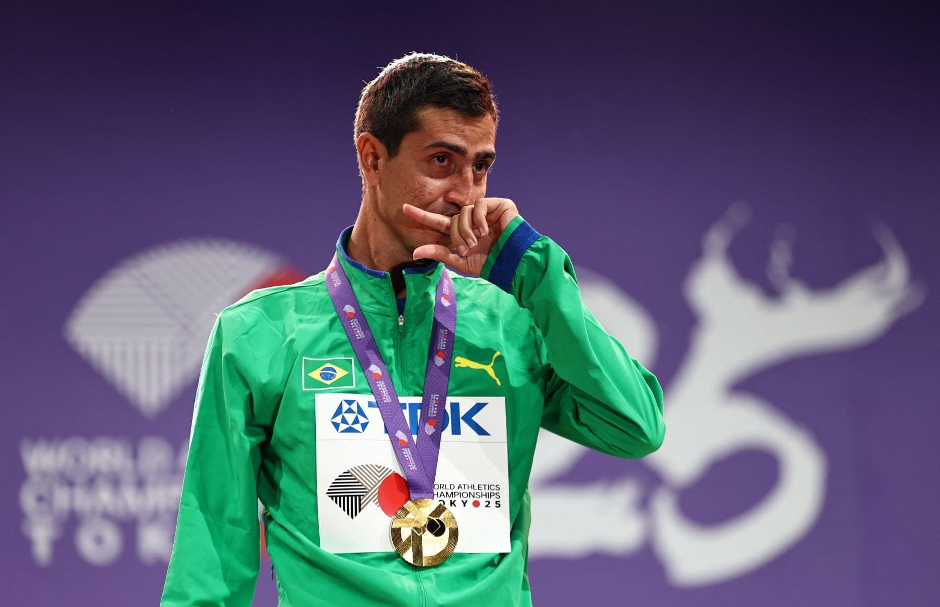 Caio Bonfim comemora medalha de ouro na marcha atlética