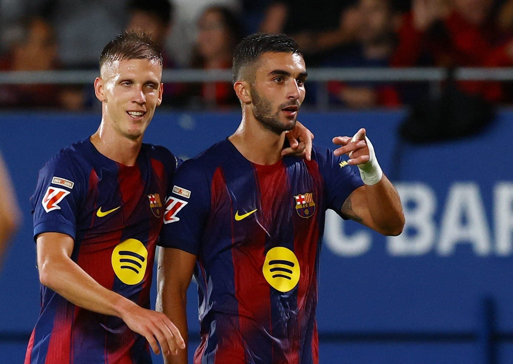 Dani Olmo e Ferrán Torres comemoram gols do Barcelona