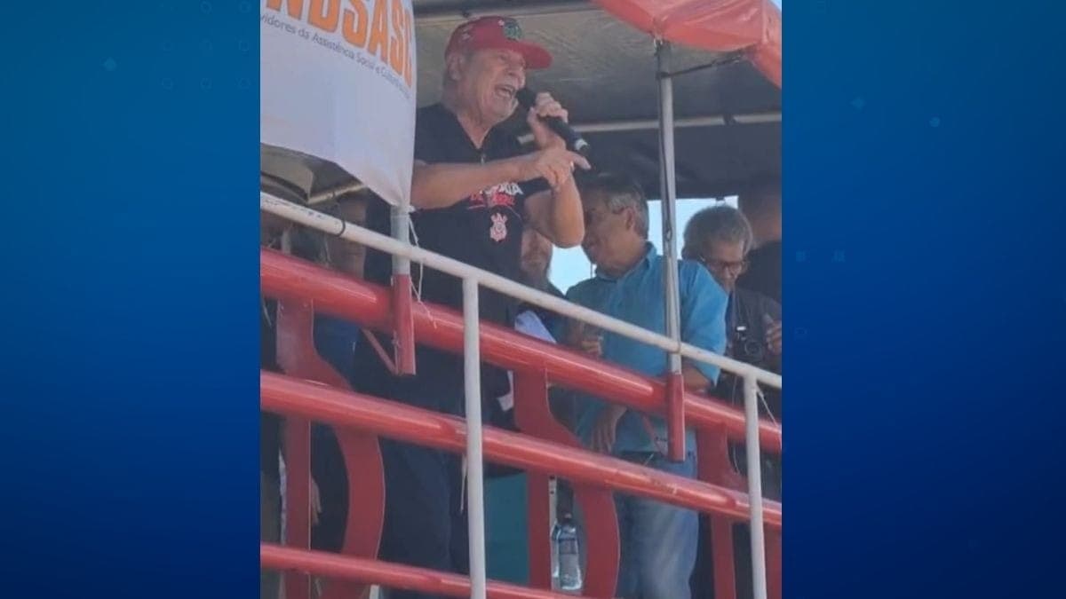 Ex-ministro José Dirceu (PT) discursa em ato contra a PEC da Blindagem em Brasília