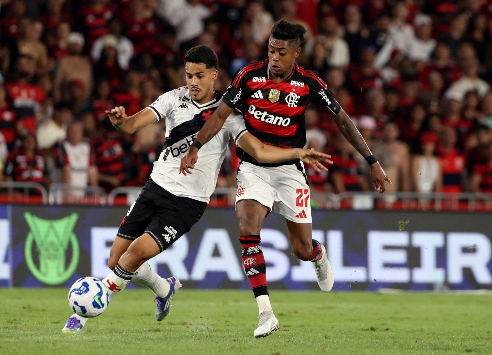 Lucas Oliveira, do Vasco, com Bruno Henrique, do Flamengo