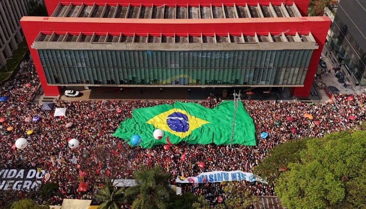 Manifestantes protesteam contra PEC da Blindagem e contra anistia