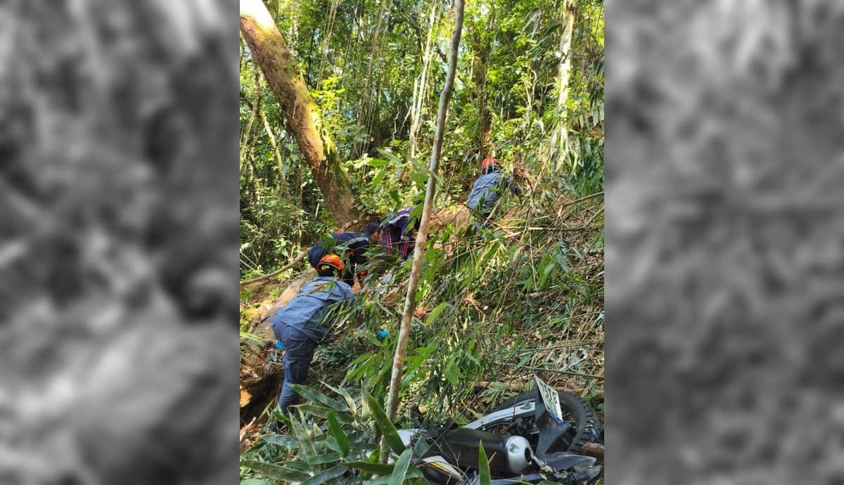 Mulher morre e homem fica gravemente ferido após queda de moto em ribanceira, em Ubatuba