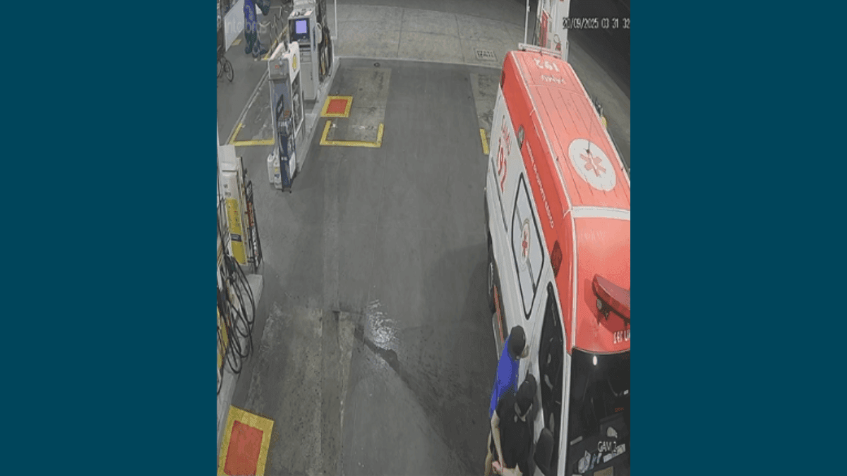 A agressão aconteceu no momento em que os agentes estavam abastecendo a ambulância