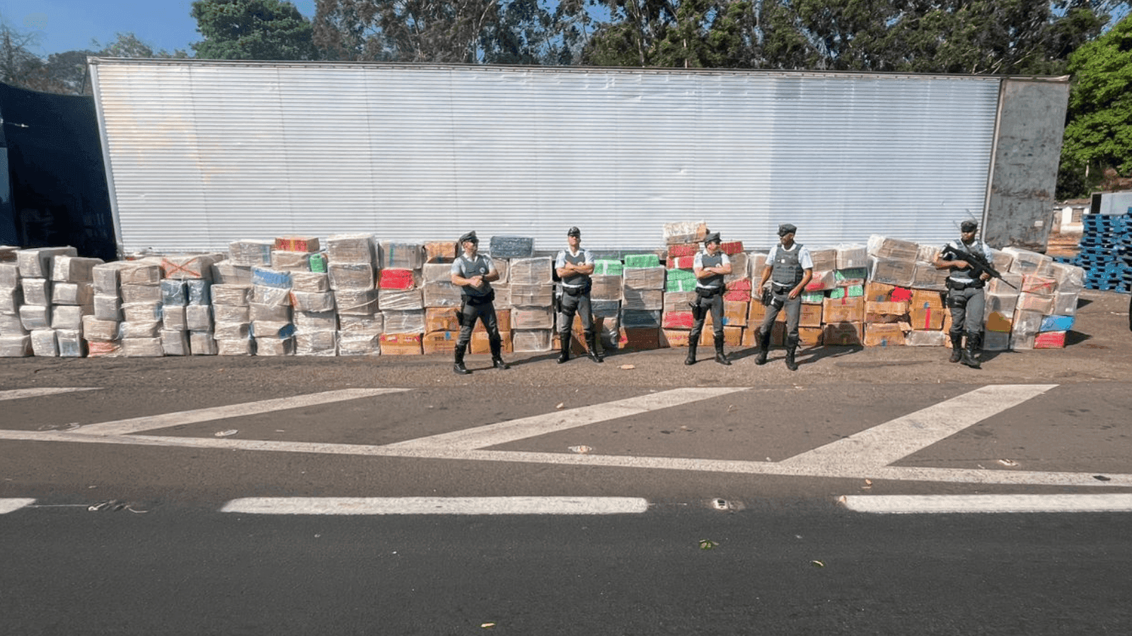 A droga estava escondida no baú da carreta