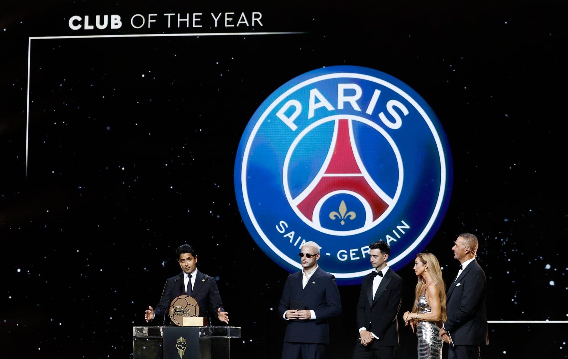 Nasser Al-Khelaifi, presidente do PSG, recebe o prêmio de clube do ano