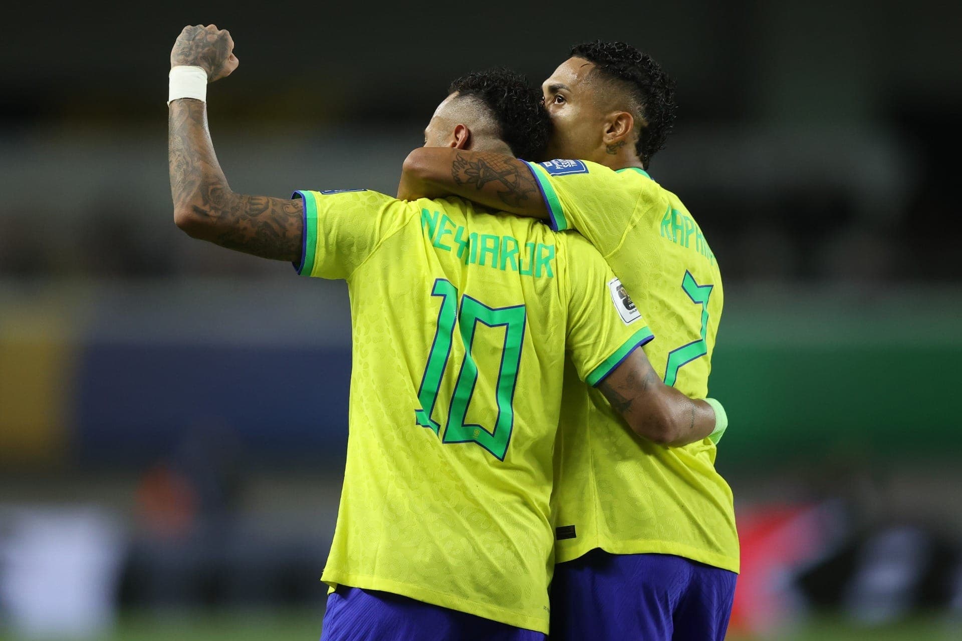 Neymar e Raphinha comemoram gol da Seleção Brasileira