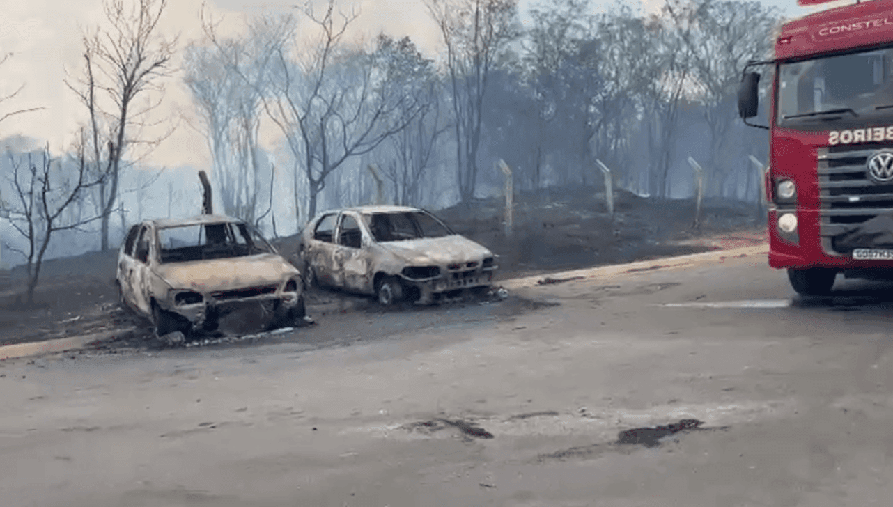 O fogo atingiu quatro veículos, dois totalmente e outros dois parcialmente