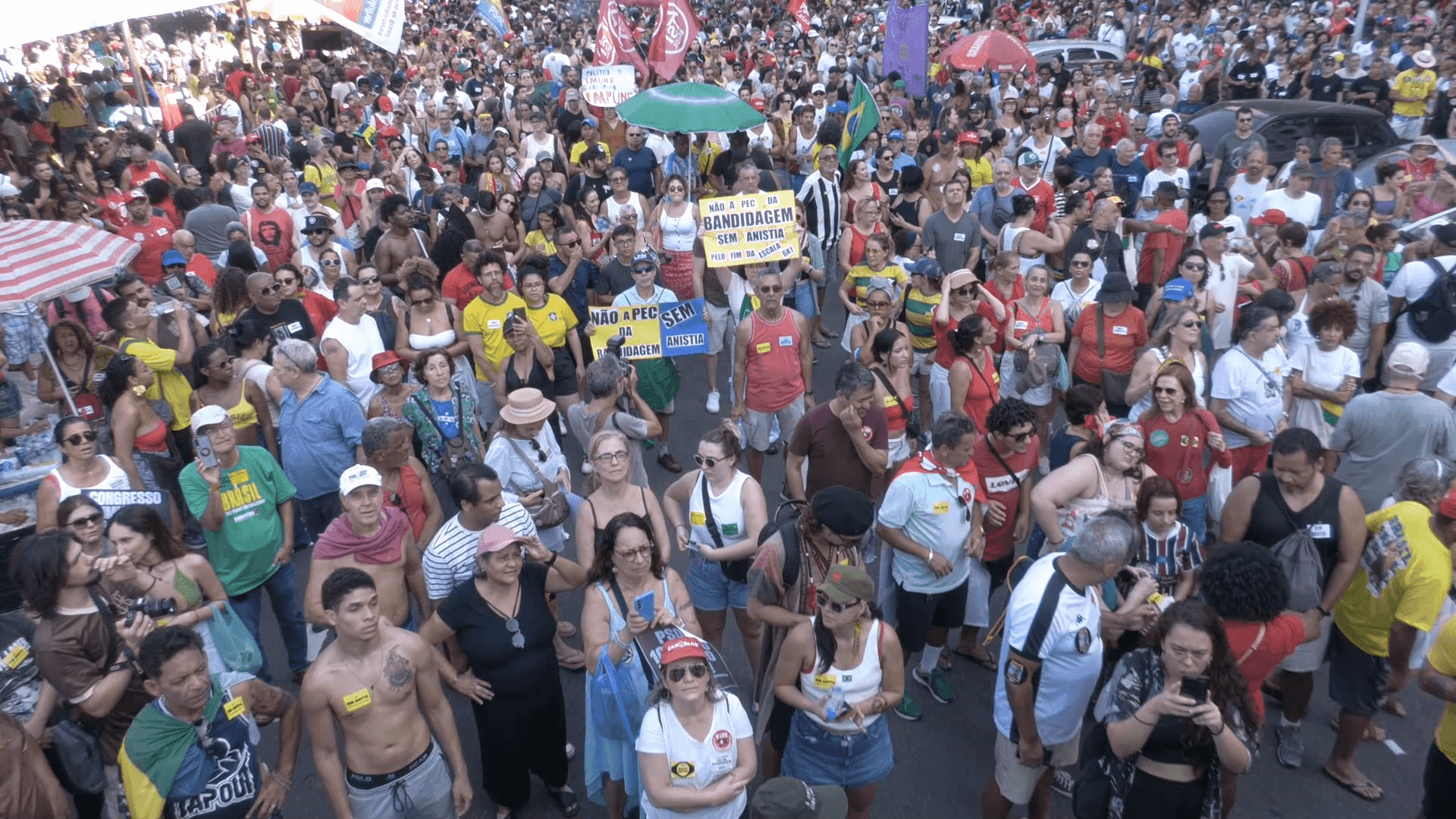 Os manifestantes levaram bandeiras do Brasil e camisas nas cores verde e amarelo, além de faixas contra as medidas