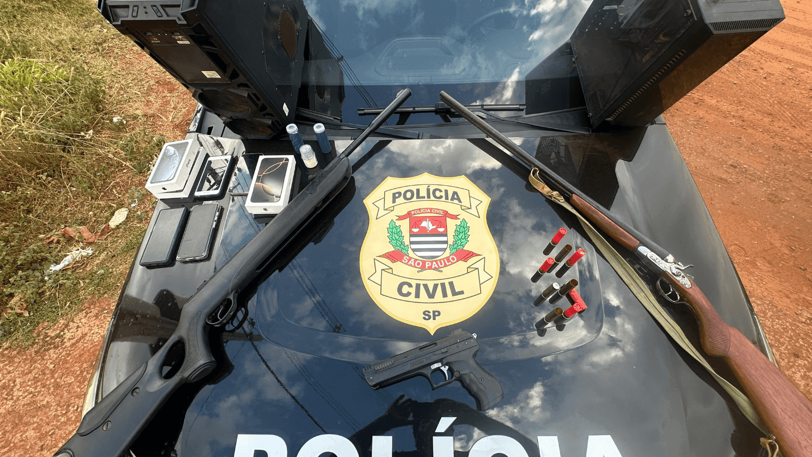 Vários objetos, incluindo armas, foram apreendidos