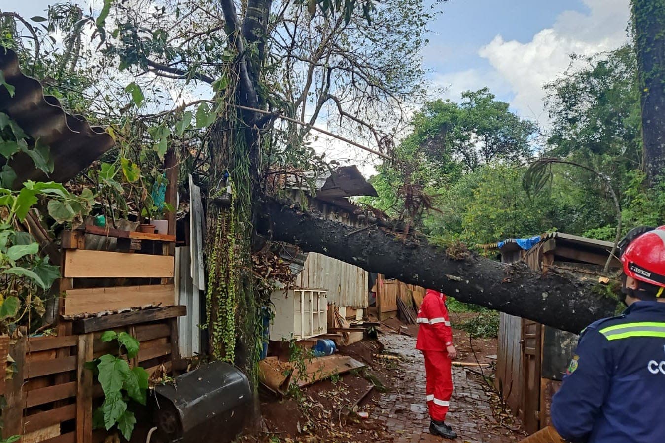 Vendaval em Santa Maria do Oeste atingiu mil casas e hospital municipal. Cascavel, Marechal Rondon e Ponta Grossa também registraram danos.