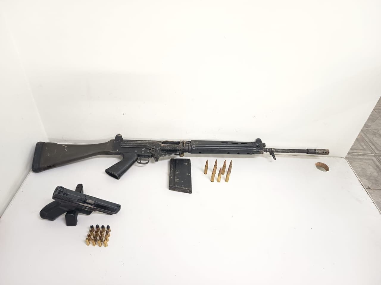 Durante a ação, a polícia apreendeu uma pistola, um fuzil e 23 munições