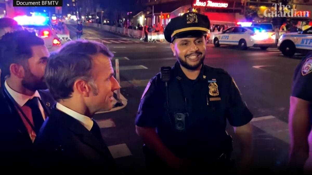 Emmanuel Macron e policiais