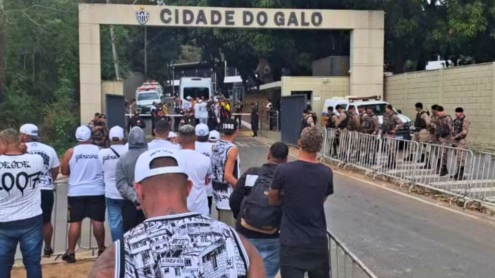 Organizada do Atlético-MG protesta na Cidade do Galo