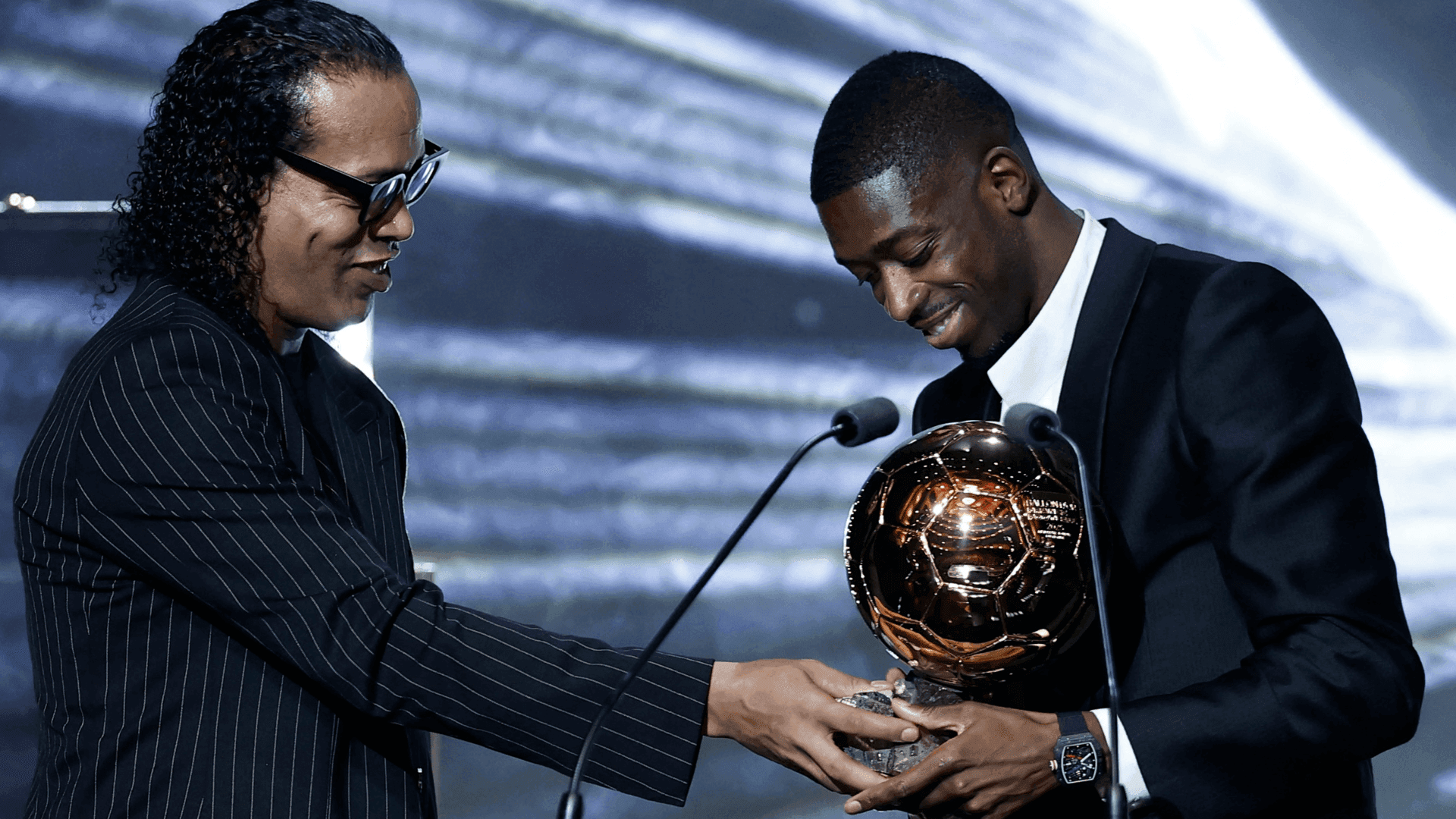 Reinventado por Luis Enrique no campeão europeu PSG, francês Dembelé fatura a Bola de Ouro da temporada