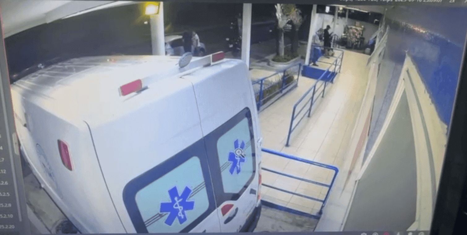 Segundo testemunhas, os médicos estavam prestando socorro a uma idosa dentro do veículo onde estavam próximo.