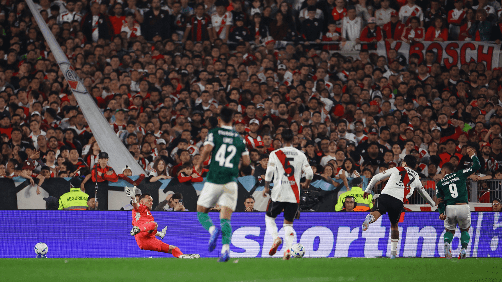 Vitor Roque marcou um dos gols da vitória por 2 a 1 do Palmeiras sobre o River Plate em pleno Monumental de Núñez. Volta é nesta quarta (24), no Allianz Parque