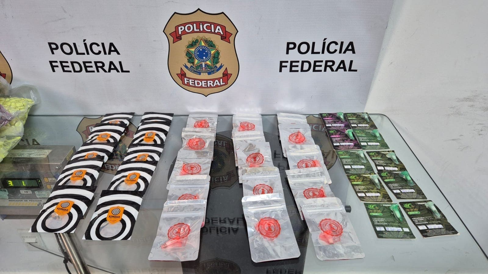A droga foi identificada na bagagem do passageiro e o homem foi preso em flagrante.