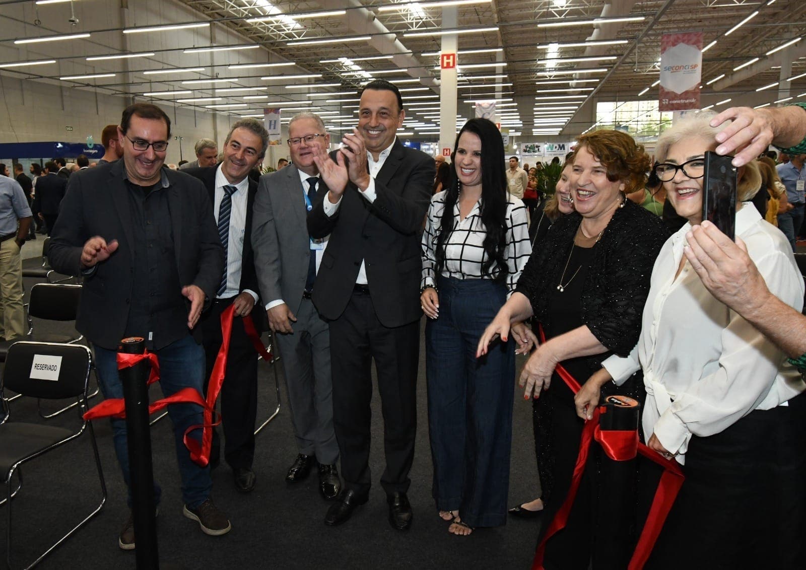 Em 2024, Aconvap recebe autoridades em seu estande na Construvale