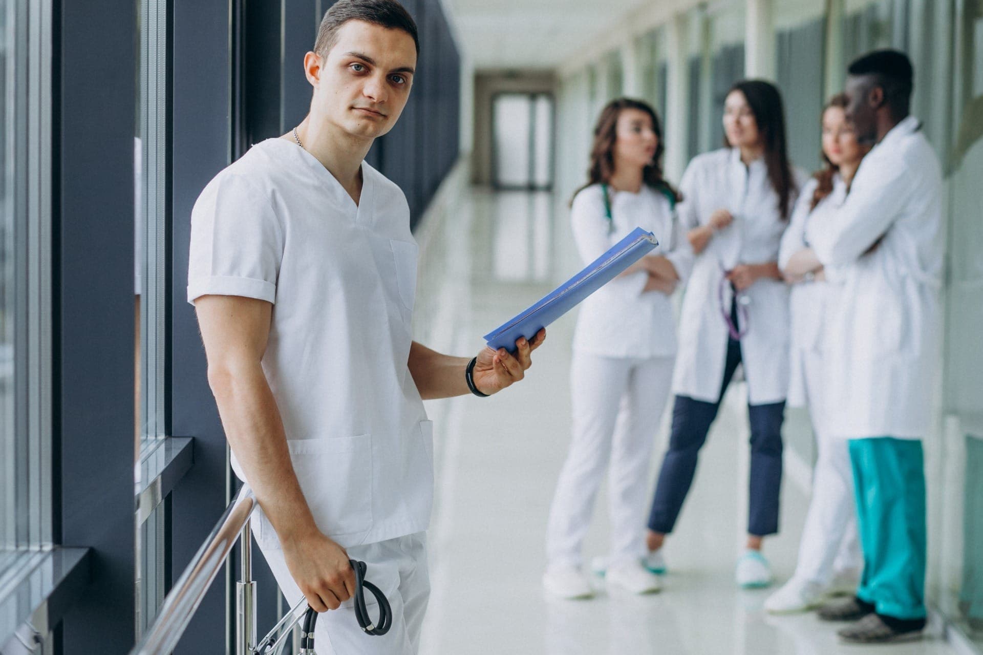 Estudar Medicina no Paraguai pode parecer mais barato, mas a revalidação no Brasil é um desafio que exige cautela