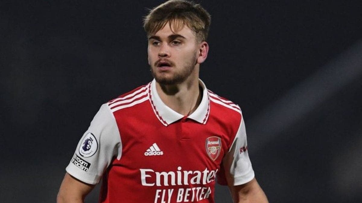 Ex-jogador do Arsenal sofre lesão cerebral durante jogo e está em coma induzido