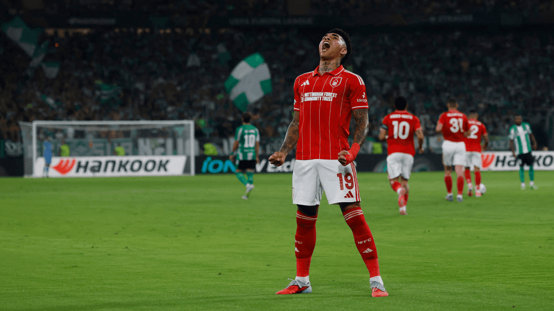 Igor Jesus comemora um dos gols marcados pelo Nottingham Forest contra o Real Betis, pela Liga Europa