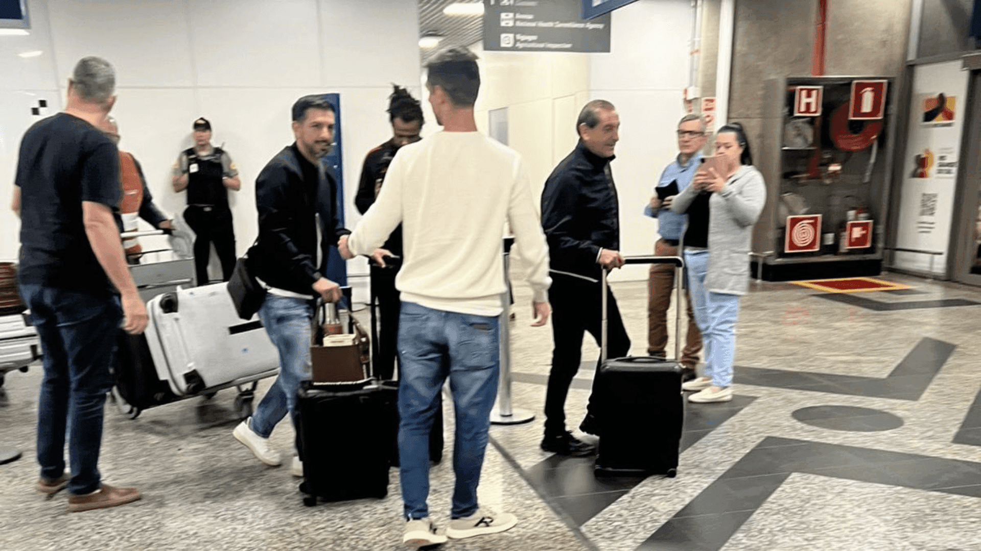 Ramón Díaz é recebido no aeroporto de Porto Alegre antes de assinar com o Internacional