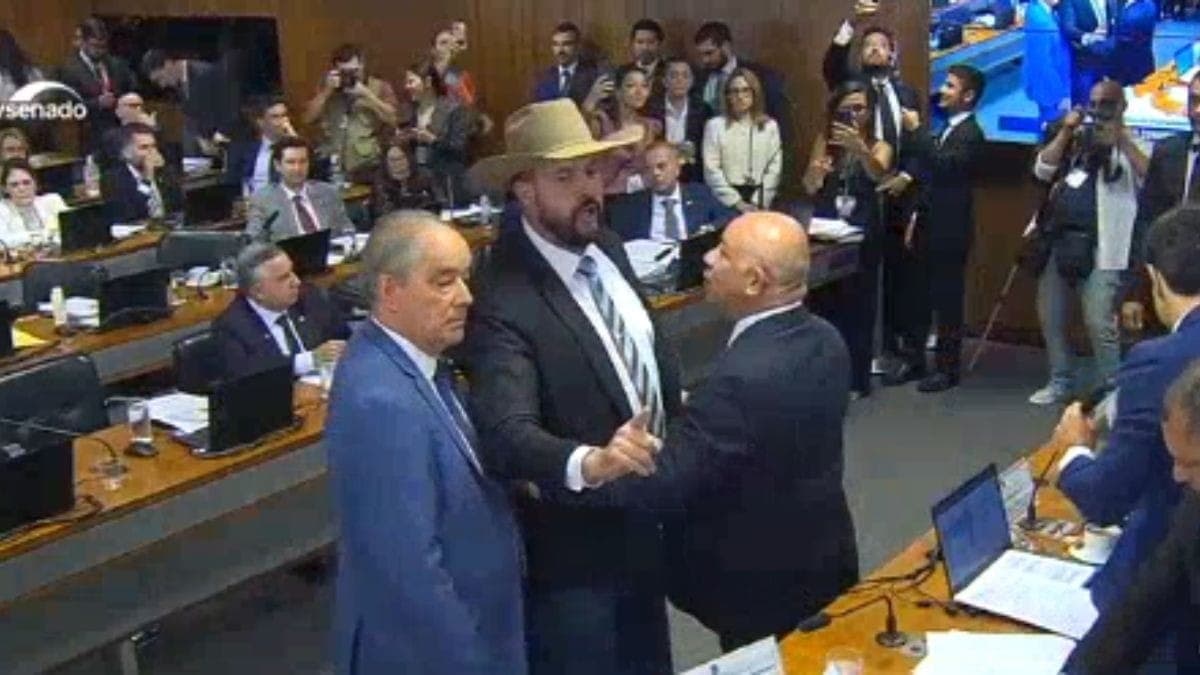 Deputado Zé Trovão discutindo com o advogado do Careca do INSS
