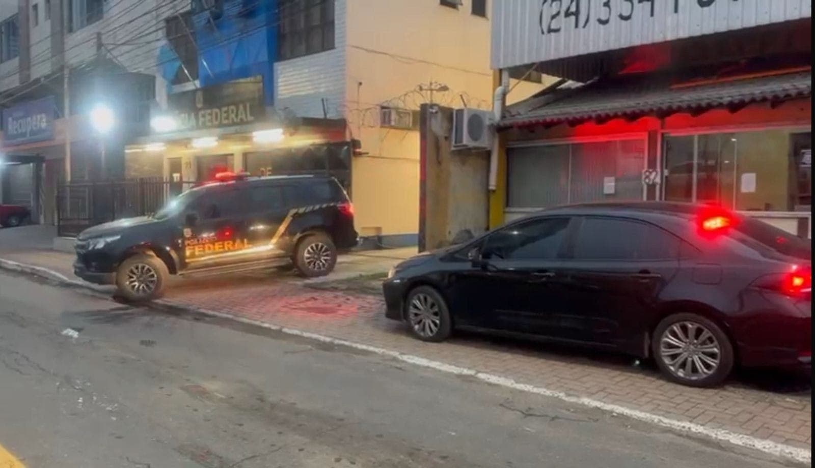 Dois celulares e um computador foram apreendidos e vão ser encaminhados para perícia técnica.