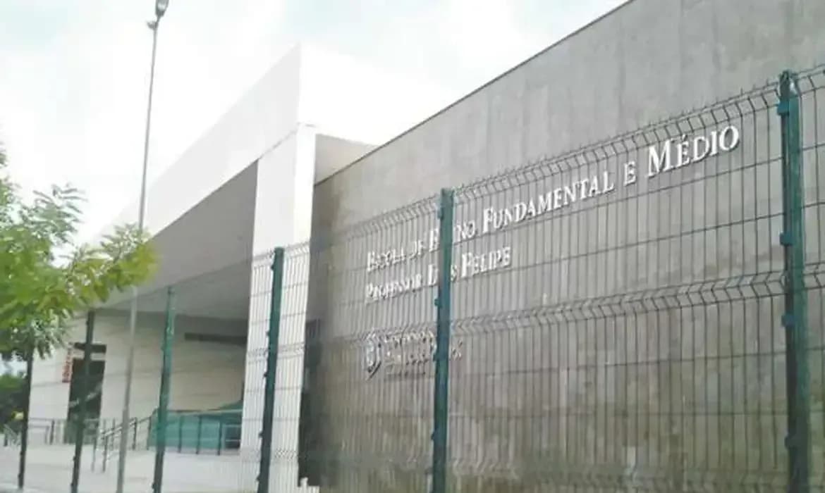 Dois jovens são assassinados em um tiroteio em frente à escola no Ceará