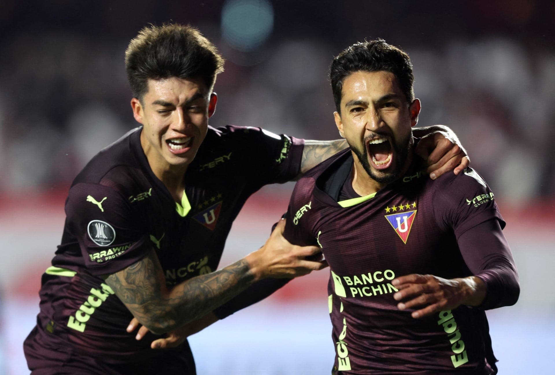 LDU comemora vitória contra o São Paulo