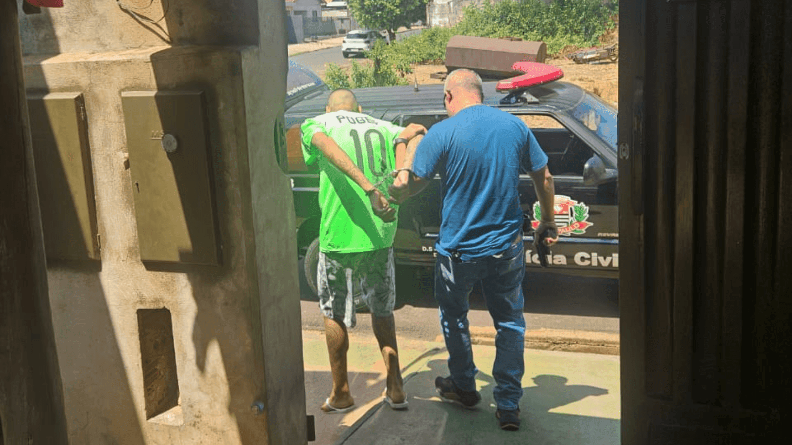 O homem teria agredido e esfaqueado a ex-companheira