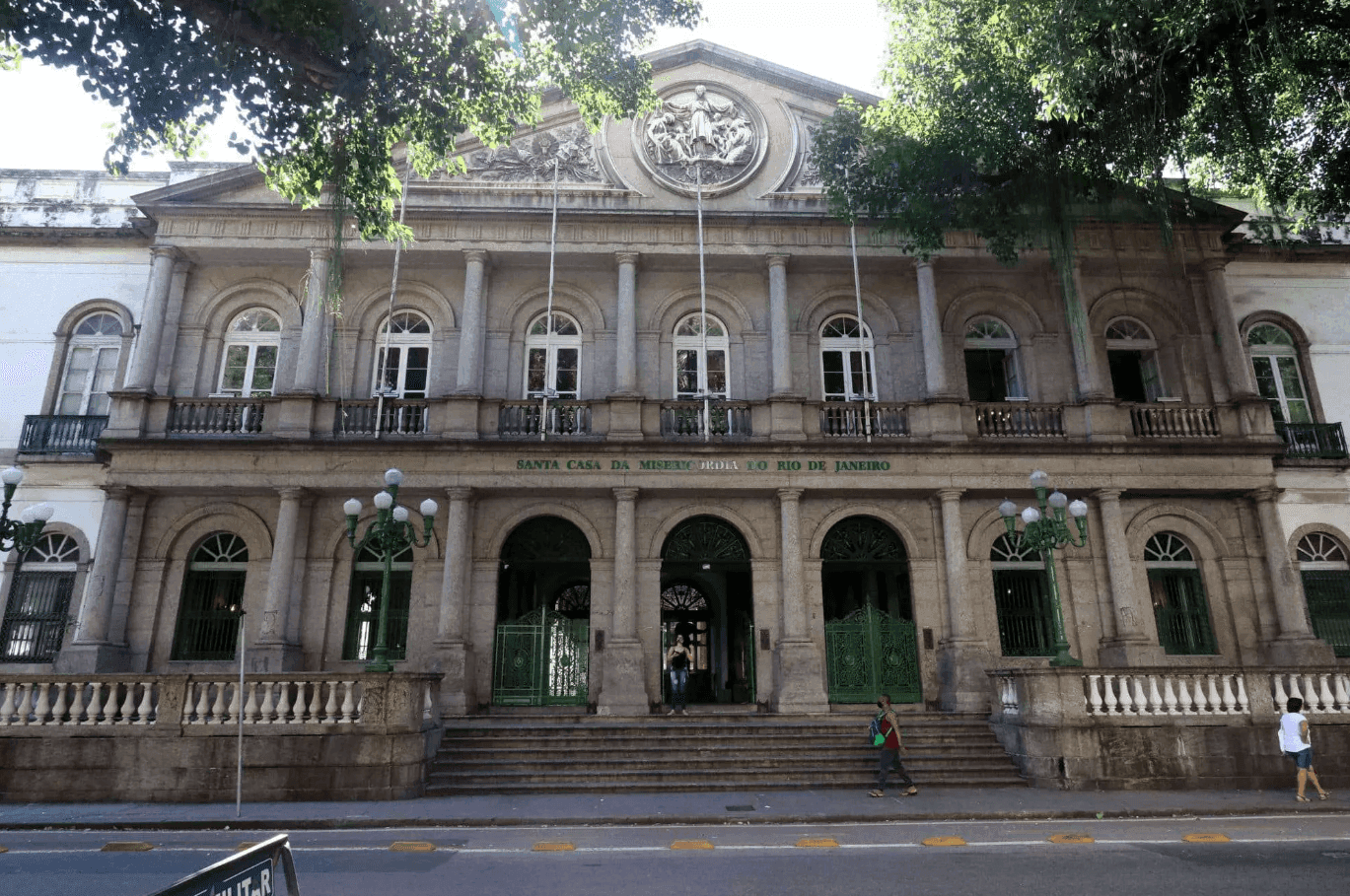 A Santa Casa de Misericórdia afirma que um grupo encabeçado por policiais dominou os prédios e passou a negociá-los.