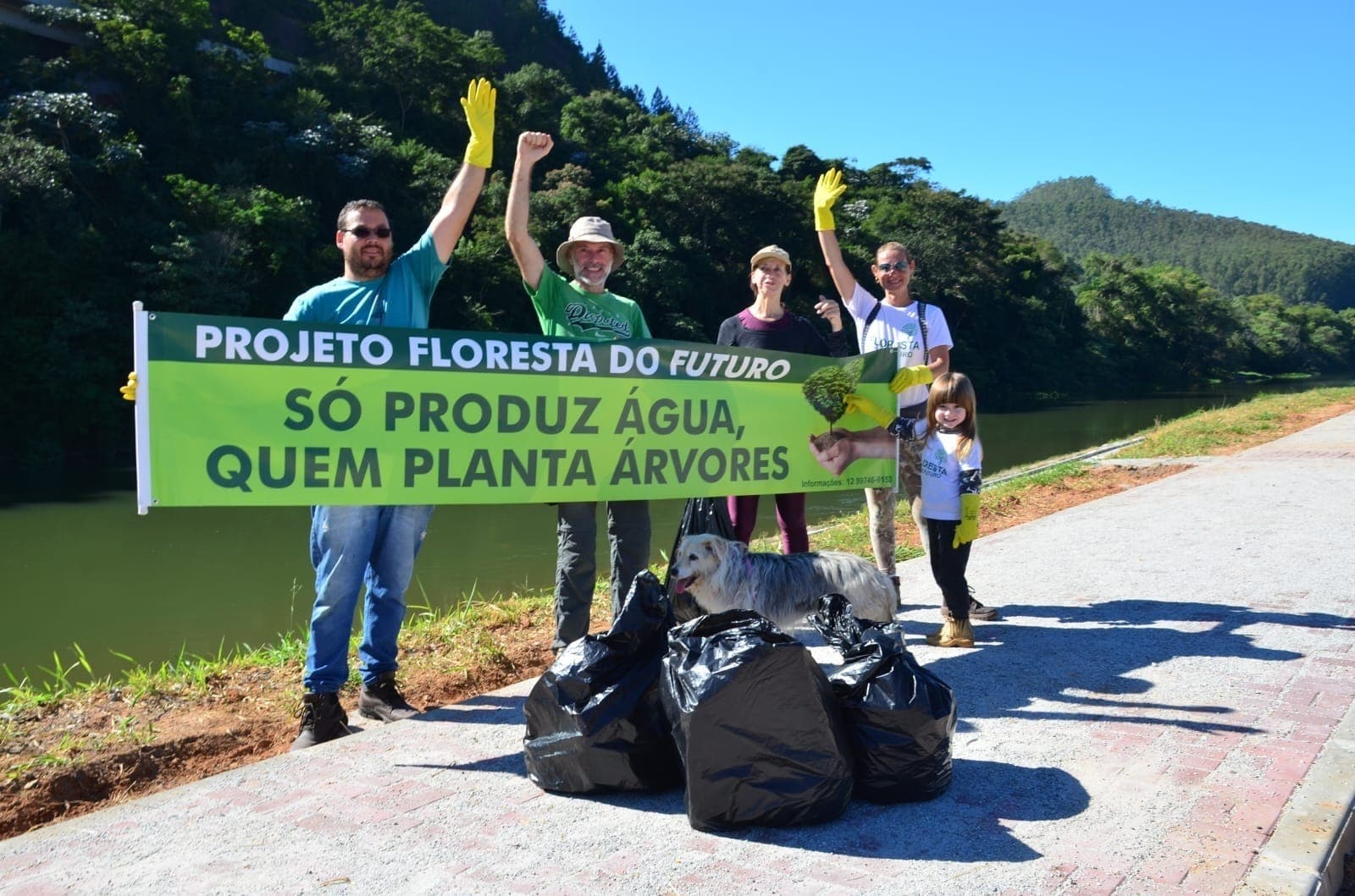 Ação de limpeza nas margens do Rio paraíba do sul em Paraibuna