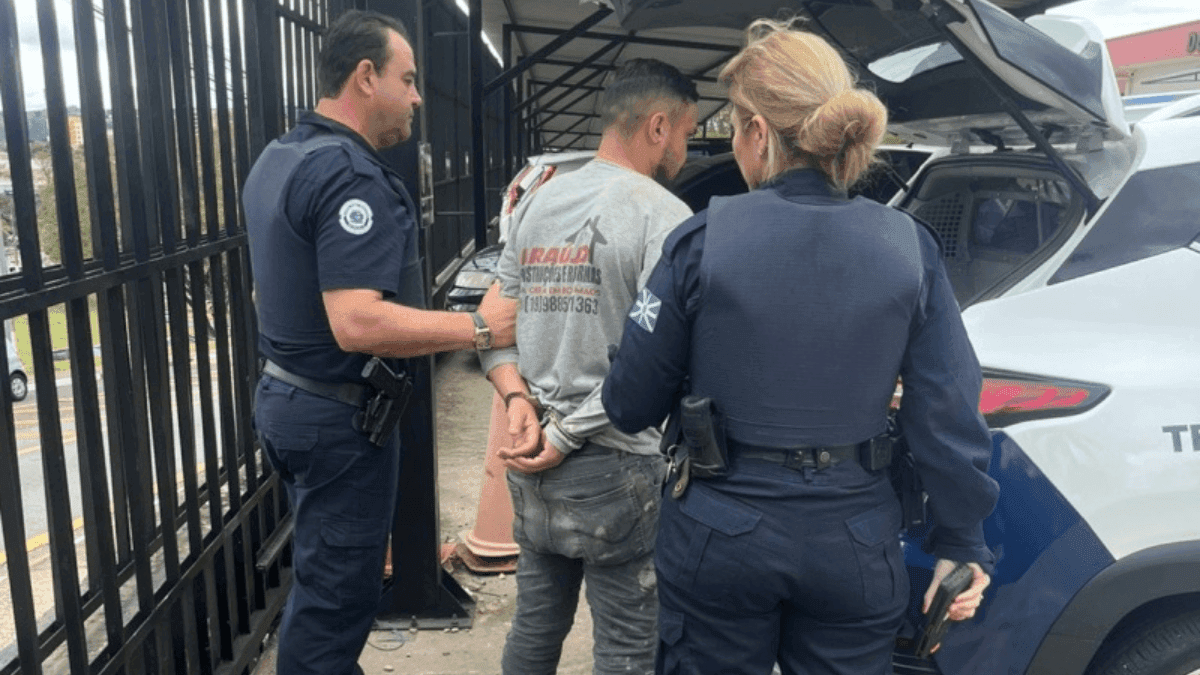 Ele foi encaminhado à delegacia de polícia onde permaneceu à disposição da Justiça