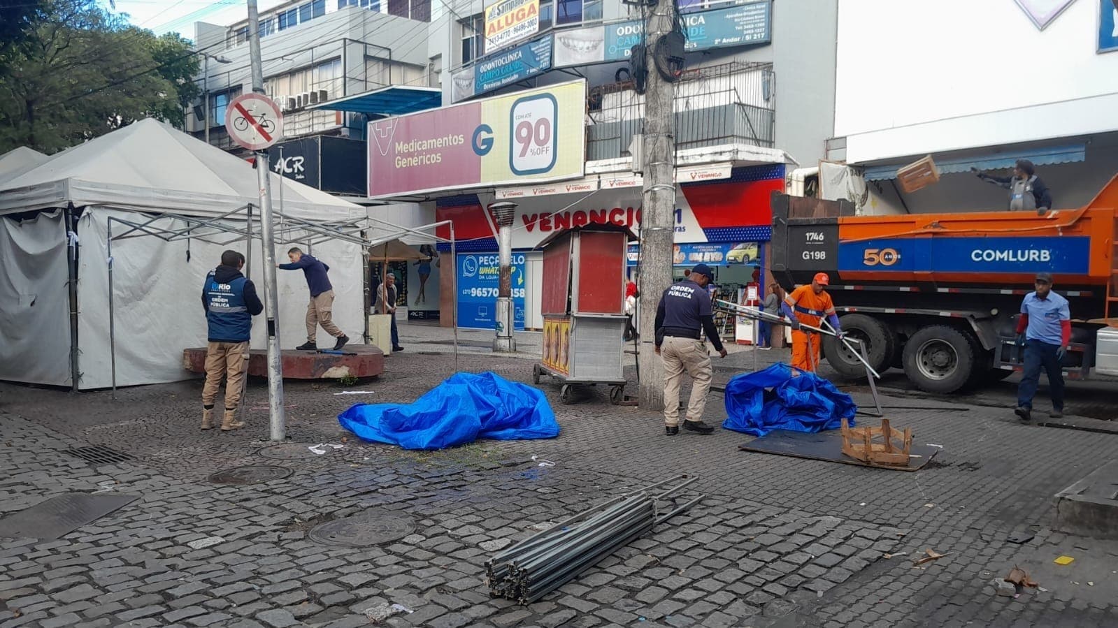 Em uma das barracas, 220 carcaças de telefones foram encontradas sem qualquer tipo de documentação.