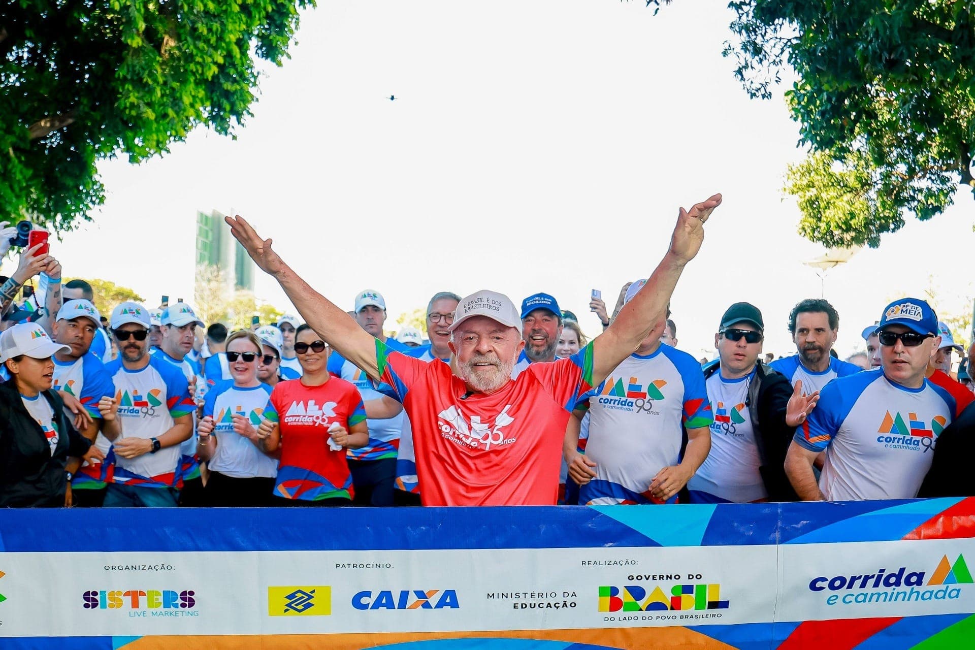 Em corrida em Brasília, Lula faz críticas a Bolsonaro