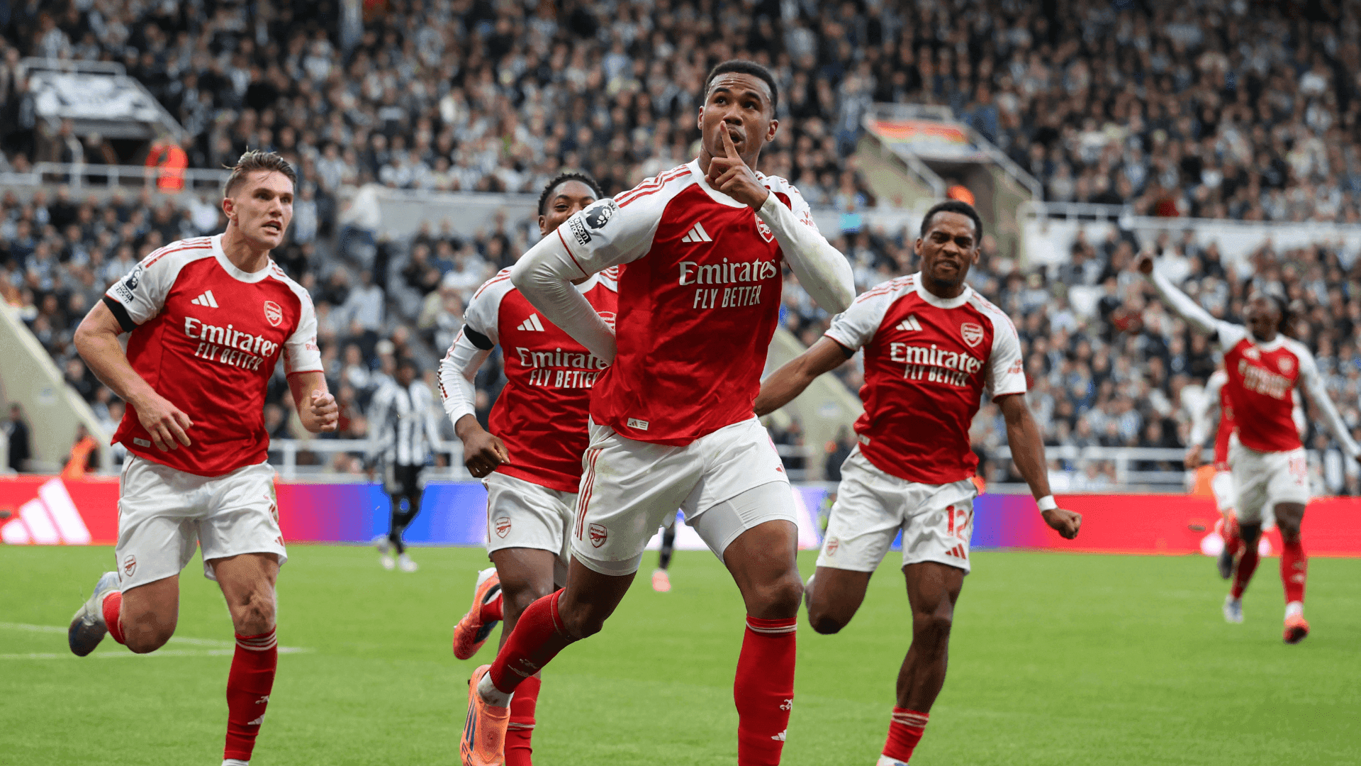 Gabriel Magalhães celebra o gol da virada nos acréscimos que garantiu a vitória do Arsenal sobre o Newcastle