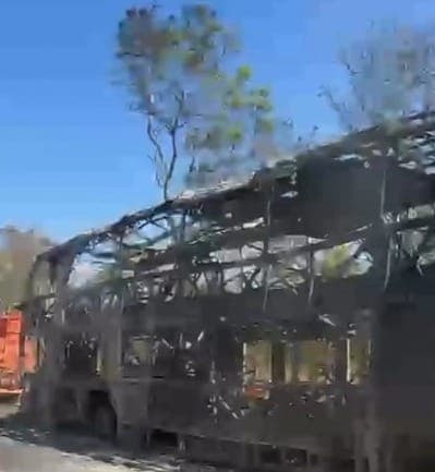Ônibus de turismo pega fogo e o veículo é completamente destruído em Minas Novas-MG