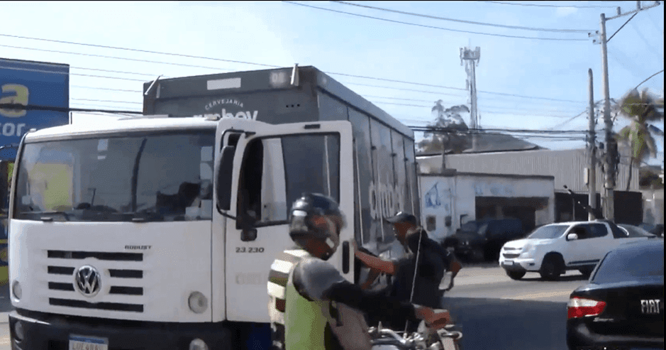 Caminhão sequestrado pelo CV serviu de barricada para impedir entrada da PM na comunidade