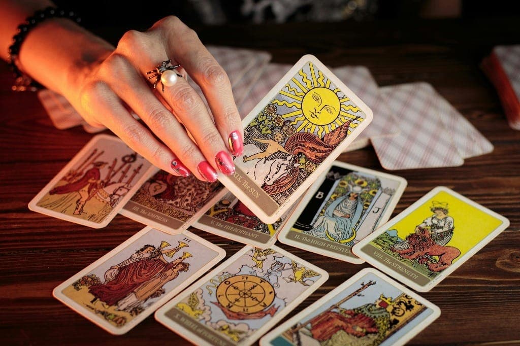 Carta do Tarot de outubro de 2025 é O Sol: descubra o que esperar