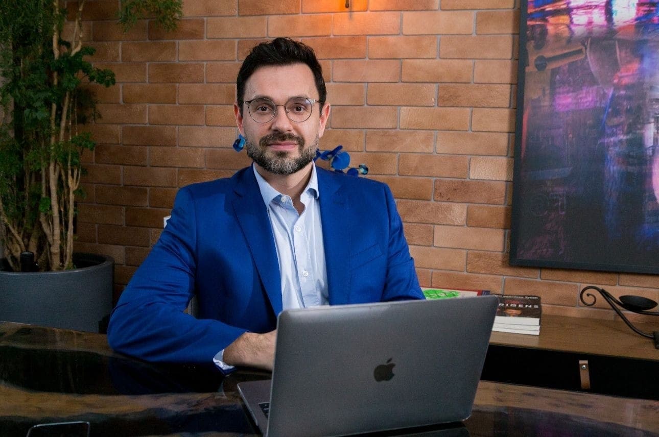 Dr. Danilo Lira Gianuzzi destaca os benefícios da cirurgia minimamente invasiva da coluna.