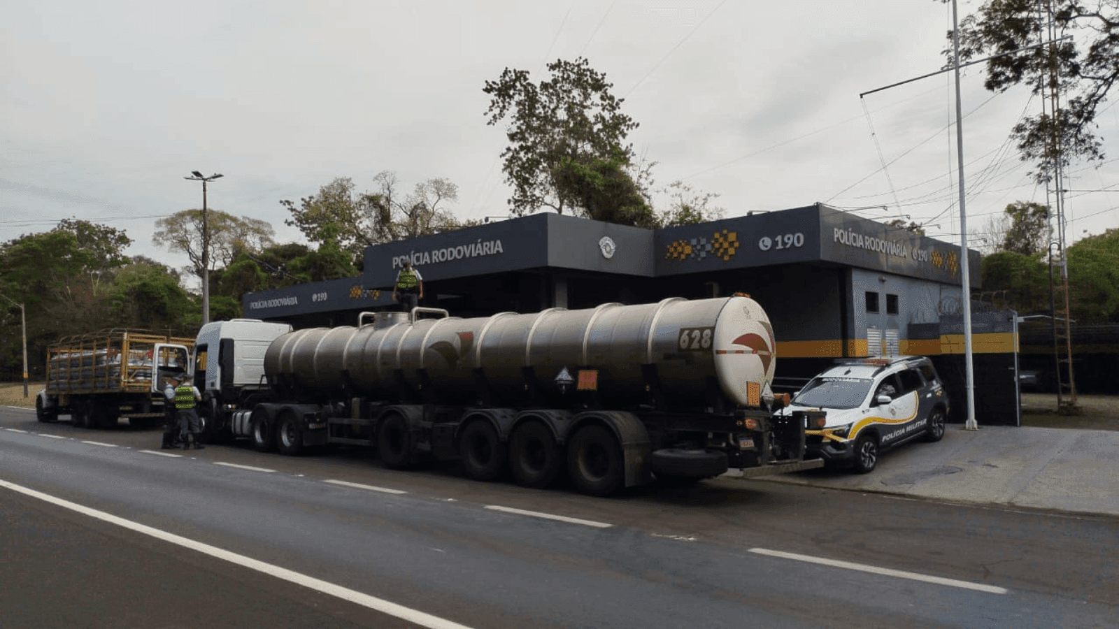 Os veículos foram vistoriados na Rodovia Marechal Rondon
